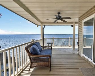 Cayuga Lake | Dock | Sleeps 10 | Near Wineries - Aurora - Balcón