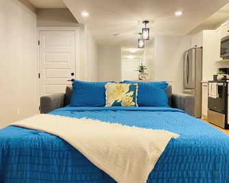The Private Central Edmonton Suite - Comfortable & Fully-Equipped Basement Suite - Edmonton - Bedroom