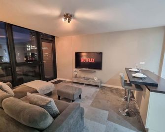 Canal Side Flat by City SuperHost - מנצ'סטר - סלון