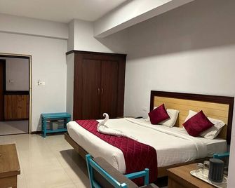 Hotel Preethi Palace - אוטי - חדר שינה