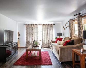 Private river front house calling all families looking for a perfect getaway. - Port Alberni - Living room