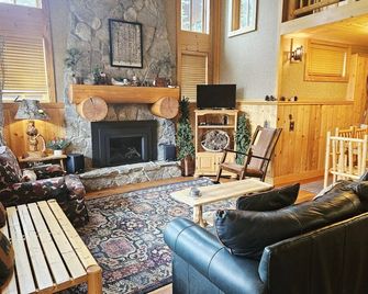 New! Ski-in/Out Cabin 7 - Hot Tub & Lake Retreat - Sandpoint - Living room