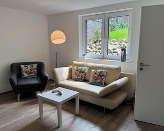 Modern and cozy apartment with 2 bedrooms 'a stone's throw from Hamburg' - Hasloh - Sala de estar