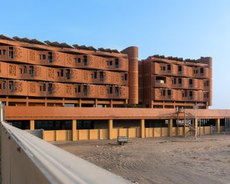 Top House Hostel - Abu Dhabi - Building