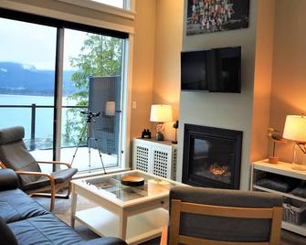 Ocean front cottage overlooking the bay of Port San Juan - Port Renfrew - Living room