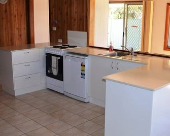 Kalinda Crescent Head - Crescent Head - Kitchen