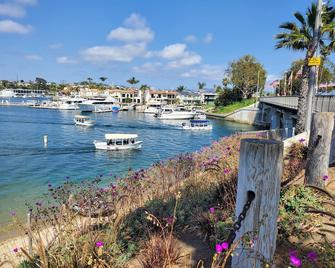Popular Newport Dream Vacation Home - Rear Downstairs Unit With Ac! - Newport Beach