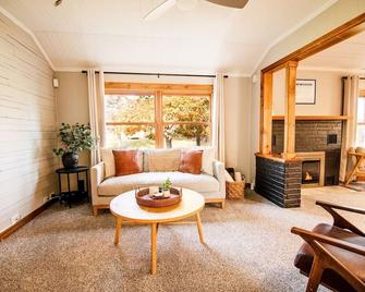 Luxe Stay W/Hot tub! - Boyne City - Living room