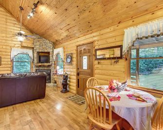 Backyard and Porch Rural Cosby Log Cabin! - Cosby - Dining room