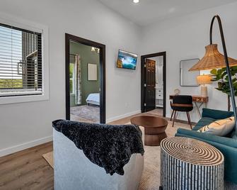 Live Oak | Unprecedented Aerial Container Home - Bellmead - Wohnzimmer