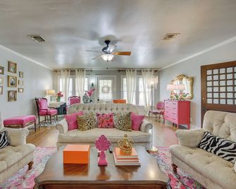 The Pink Azalea - Tyler Home with Yard and Patio! - Tyler - Living room