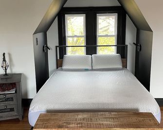 Cozy 1-studio apartment, industrial modern in charming Reading with WiFi, AC - Reading - Makuuhuone