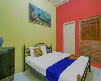 Spot On 90272 Istana Griya 1 Hotel - Surakarta - Quarto