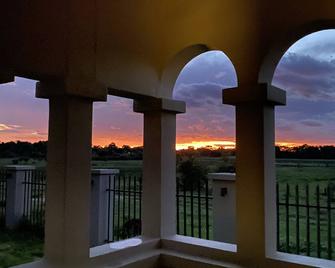 Private Villa on private game reserve in the gateway to the Delta - Maun - Balcón