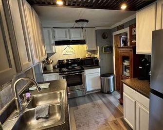 Saratoga Lake Rustic Cottage - Ballston Spa - Kitchen