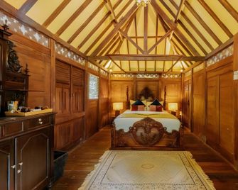 The Lodge Maribaya - Bandung - Bedroom