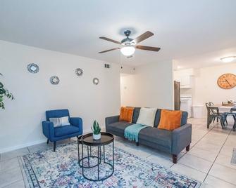 Cozy 2Br Lake Front Apartment - Gulfport - Living room