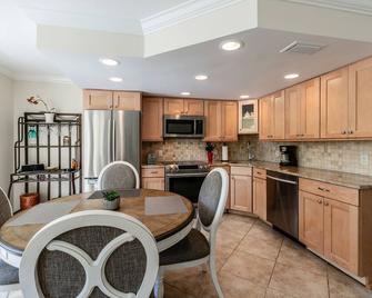Steps to the Beach - Nicely updated condo - JW Alternative - Marco Island - Kitchen