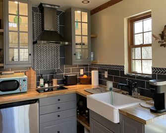 A Romantic Getaway - The Dutch House and Spa - Snellville - Cocina