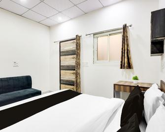 Hotel O 83167 Golden Key Inn - Rāmpur - Bedroom