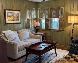 The Farmwife’s Hideaway - Bardstown - Living room
