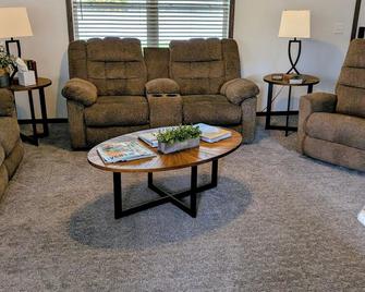 Harvest Cottage Cozy Home For Family Memories In A Small Town.. - Hesston - Sala de estar