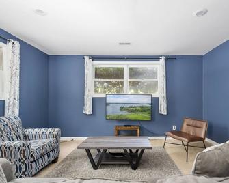 Serene Cave in Stafford, Va - Stafford - Living room