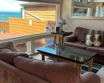 Ocean Front Cabin 17, Jacuzzi & Remarkable Views - Smith River - Sala de estar