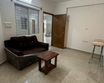 White Stone Apartments by Agira Hotels - Bengaluru - Living room