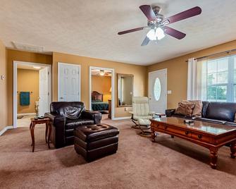 Bull Shoals Lake boat dock-1 Mile - Bull Shoals - Living room