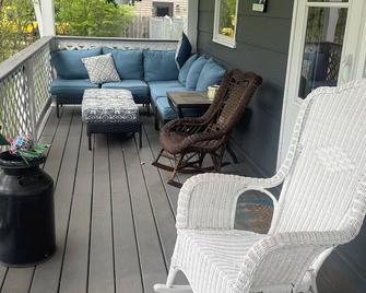 Cozy bungalow in Marquette w/ hot tub. Minutes from Lake Superior and downtown. - Marquette - Balcony