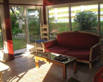 Bayonne Calm and Relaxation by the Heated Swimming Pool in Lush Greenery - 巴約訥 - 客廳