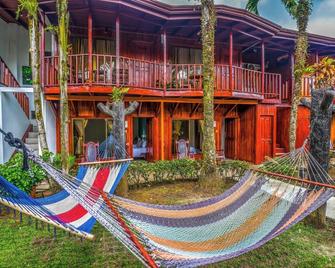 Poshtel Arenal - לה פורטונה - פטיו