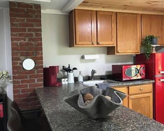 Spacious 1 Bedroom Cottage Close to Everything 3 - Edgecomb - Kitchen
