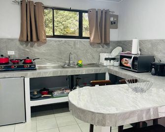 Jonka House - Private Oasis with Lake and Swimming Pool in Arenal - Fortuna - Cuisine