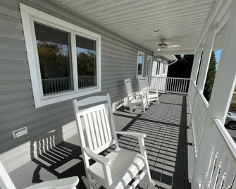 Three Decks overlook Marina basin and views of the Chesapeake and Eastern Bays - Stevensville - Balcony