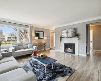 Spacious 7-bedroom house with WiFi and MASSIVE backyard in marvelous Plymouth - Plymouth - Living room