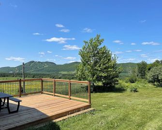 Chalet Vue sur l'Orignal magnificent mountain views 5 minutes from the slopes - Lac Etchemin - Balcón