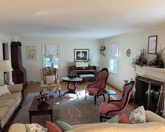 Beekeeper's House - Buena Vista - Living room