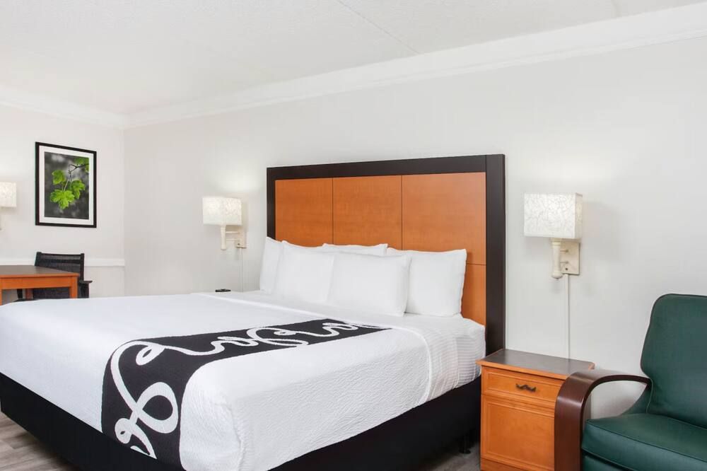 Bedroom view of Baymont by Wyndham Fort Myers Central