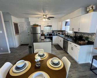 Sunrise Experience w/King Size Bed & Pet Friendly - Roswell - Cocina