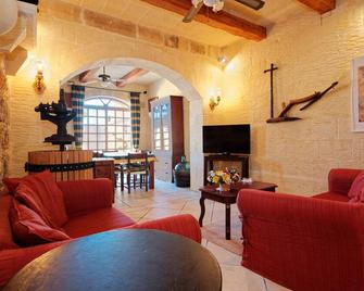 Tal-Hamramann Farmhouse, Airconditioned, 4 Bedroomed Farmhouse with Pool - Victoria - Living room