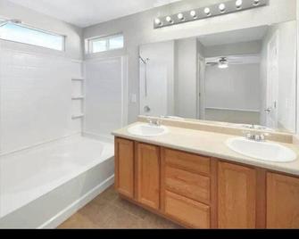3-bedroom castle in delightful Greeley with AC, fitness room, WiFi - Greeley - Bathroom