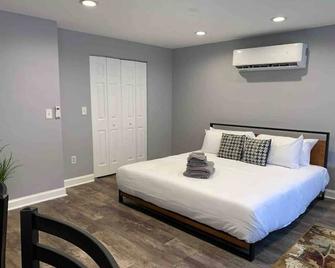 ✪King Bed Studio✪ in Suburbs -Perfect Long Term Stay - Clifton Heights - Bedroom