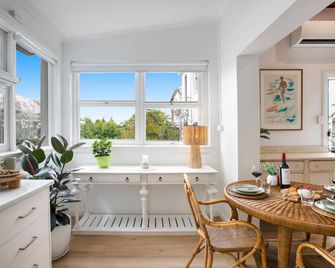Charming Retreat in Exclusive Glebe Estate - Sydney - Dining room