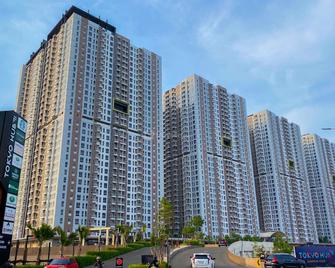 Cozy And Well Designed 2br Tokyo Riverside Pik 2 Apartment by Travelio - Tangerang City - Building