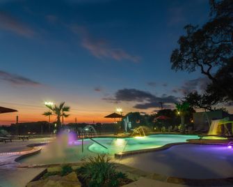 Holiday Inn Express & Suites San Antonio Medical-Six Flags By IHG - San Antonio - Pool