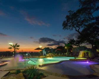 Holiday Inn Express & Suites San Antonio Medical-Six Flags By IHG - סן אנטוניו - בריכה