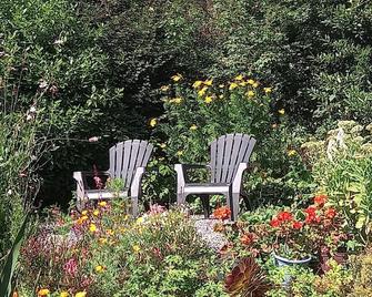 Family home in country with pool, lovely private gardens. Sleeps 6 - Jugon-les-Lacs - Patio