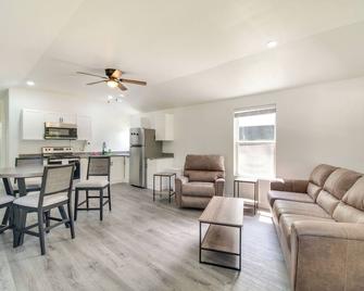Walk to Lake Cozy Grove Cabin with Fire Pit - Grove - Sala de estar
